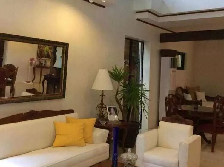Aamiaismajoitus (B&B) Casa Roces