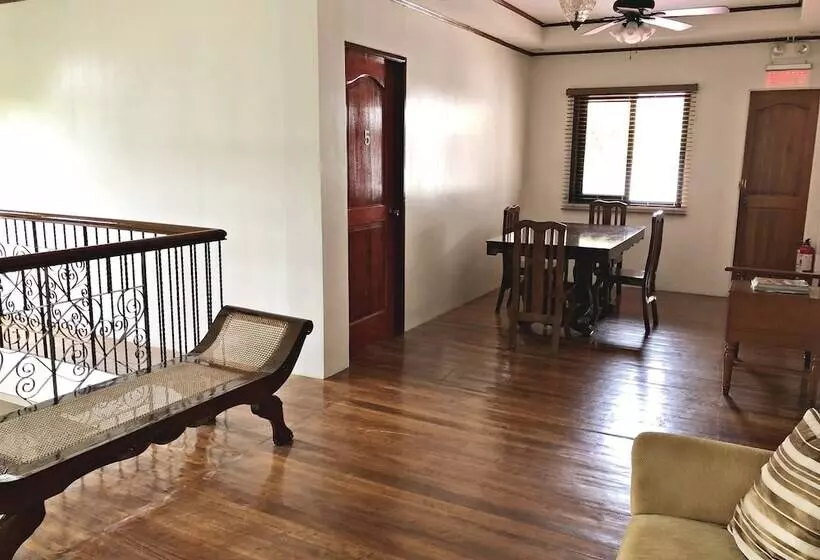 Aamiaismajoitus (B&B) Casa Roces