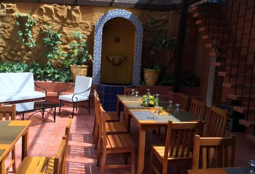 Aamiaismajoitus (B&B) Casa Roces