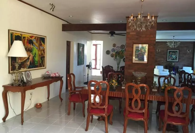 Aamiaismajoitus (B&B) Casa Roces