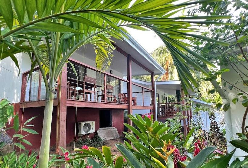 پانسیون Cashew Nut Grove Chalets