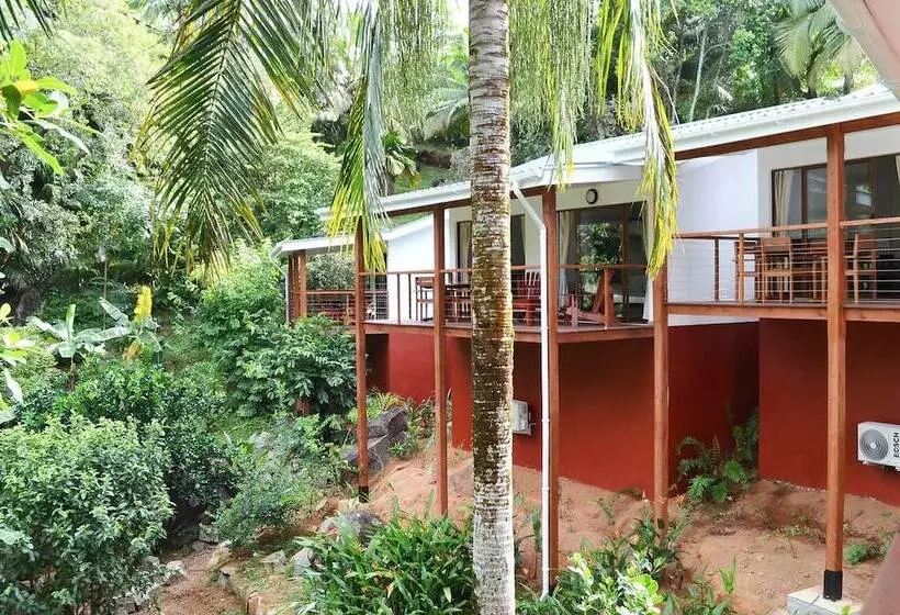 پانسیون Cashew Nut Grove Chalets