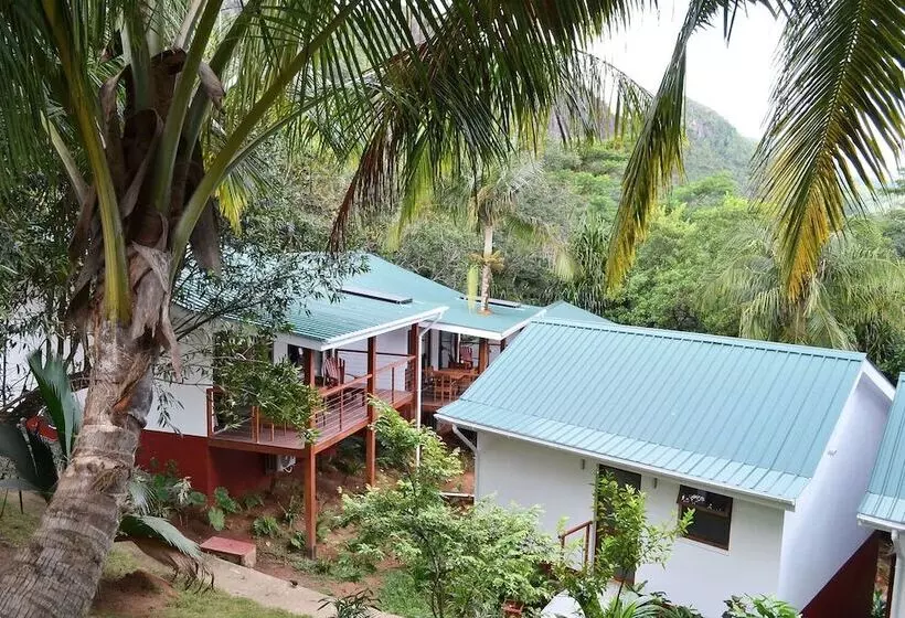 پانسیون Cashew Nut Grove Chalets