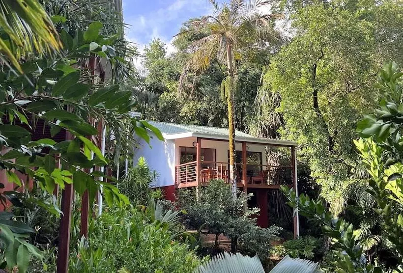 پانسیون Cashew Nut Grove Chalets