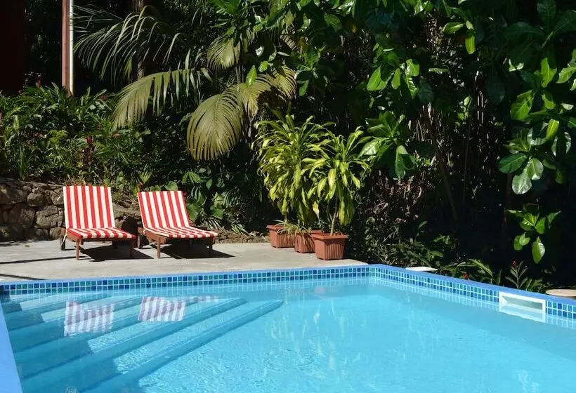 پانسیون Cashew Nut Grove Chalets