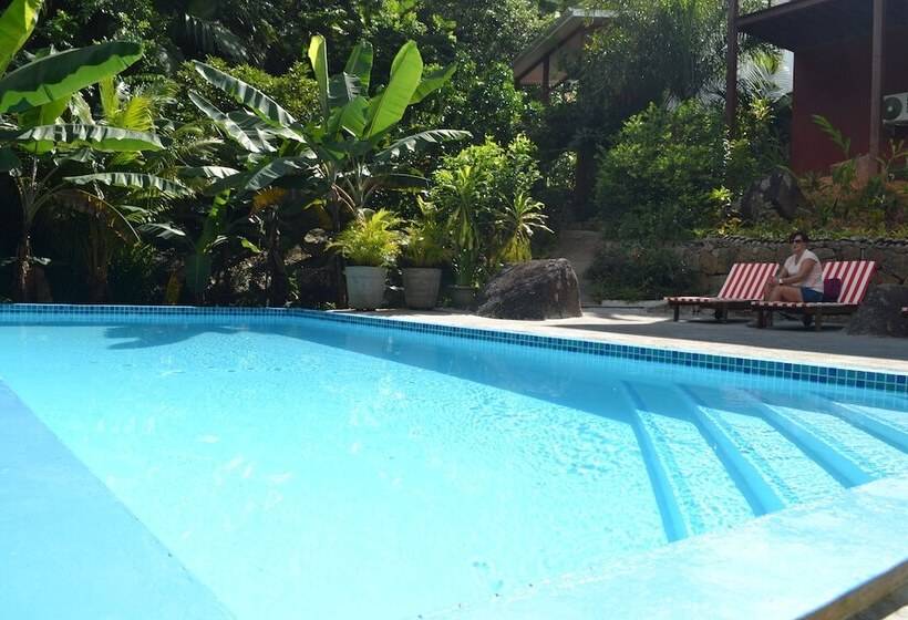 پانسیون Cashew Nut Grove Chalets