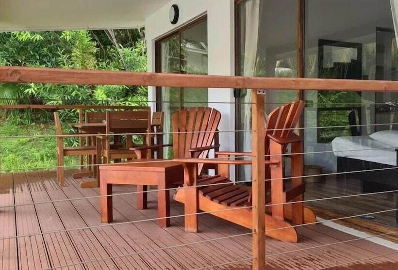 پانسیون Cashew Nut Grove Chalets