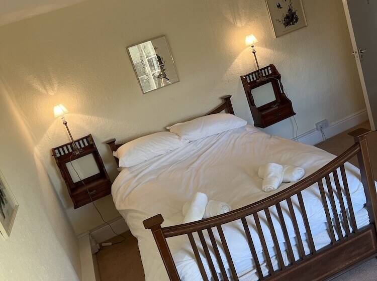 פנסיון Lucy Cross Guest House