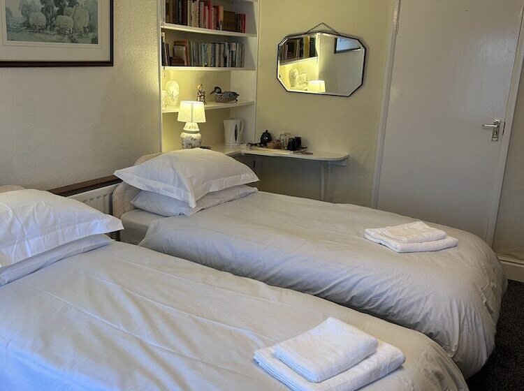 פנסיון Lucy Cross Guest House