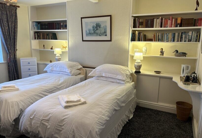 פנסיון Lucy Cross Guest House