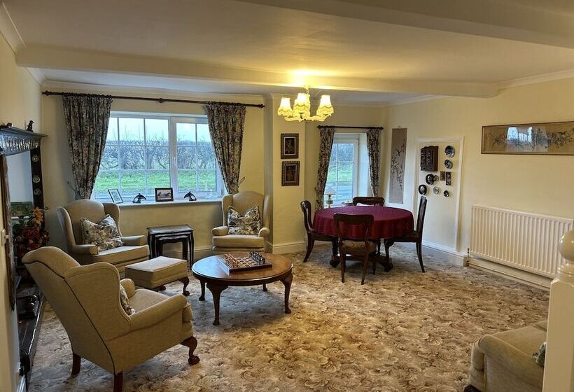 פנסיון Lucy Cross Guest House