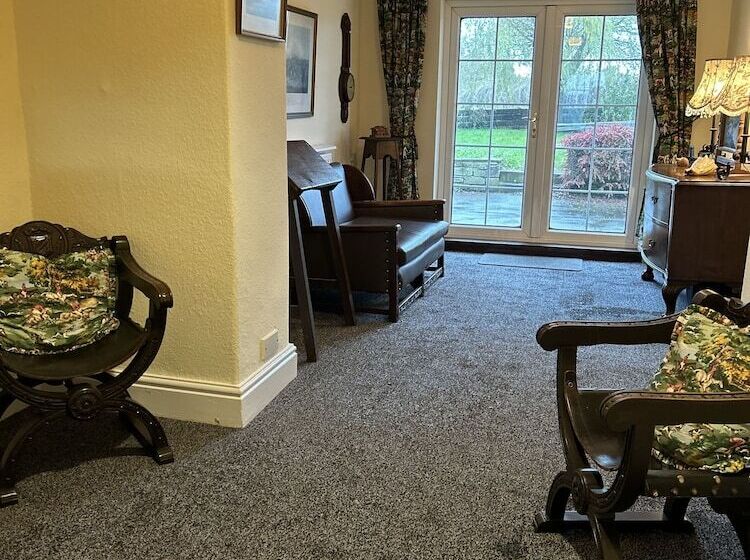 פנסיון Lucy Cross Guest House