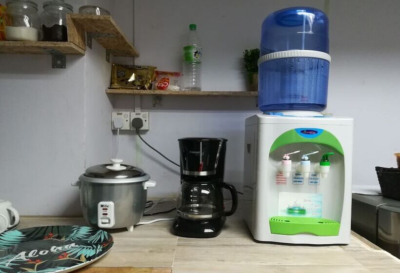 הוסטל Get Inn Backpackers