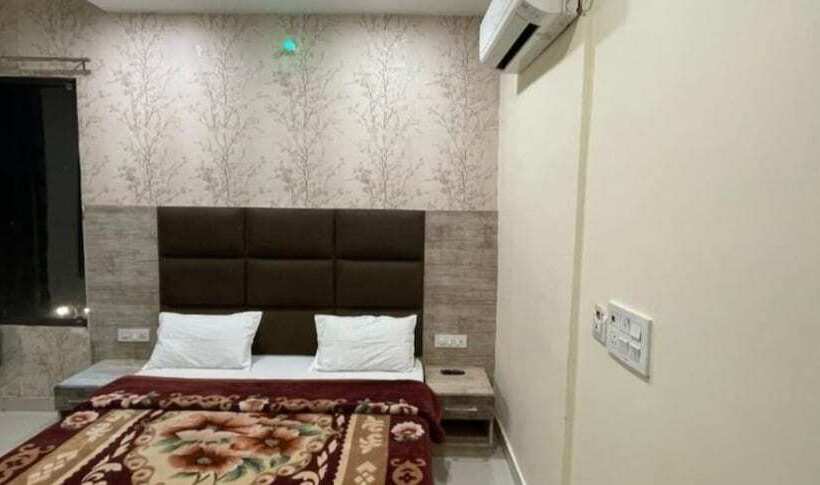 Goroomgo Shree Krishna Hotels Amritsar