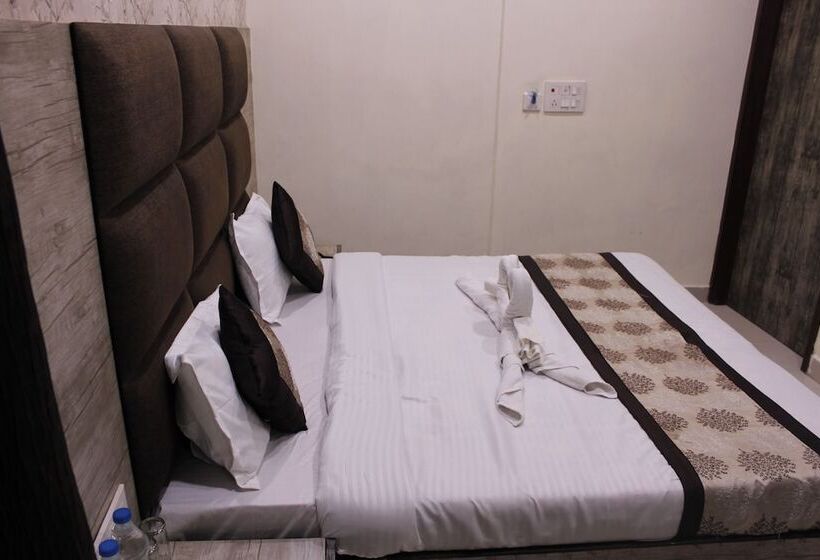 Goroomgo Shree Krishna Hotels Amritsar