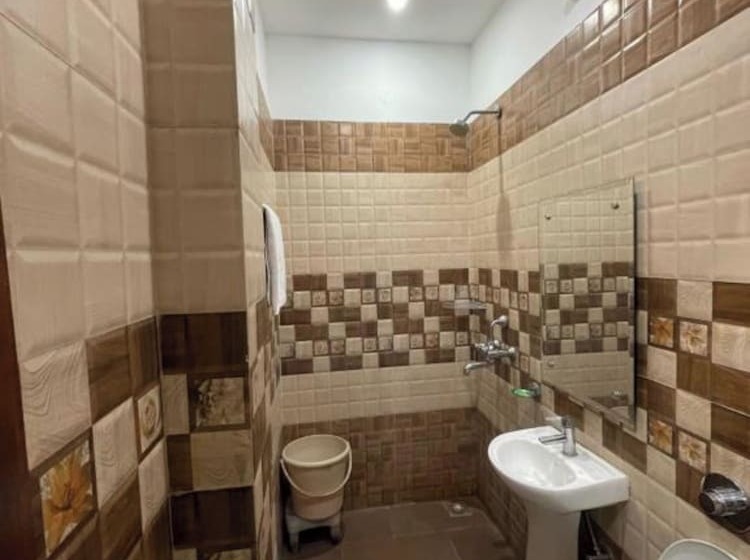 Goroomgo Shree Krishna Hotels Amritsar