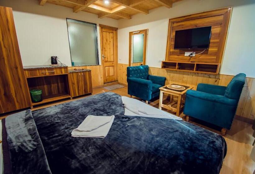 The Forest Pinnacle Hostel And Café, Old Manali
