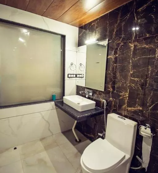 The Forest Pinnacle Hostel And Café, Old Manali