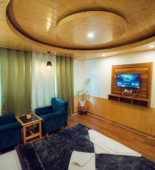 The Forest Pinnacle Hostel And Café, Old Manali
