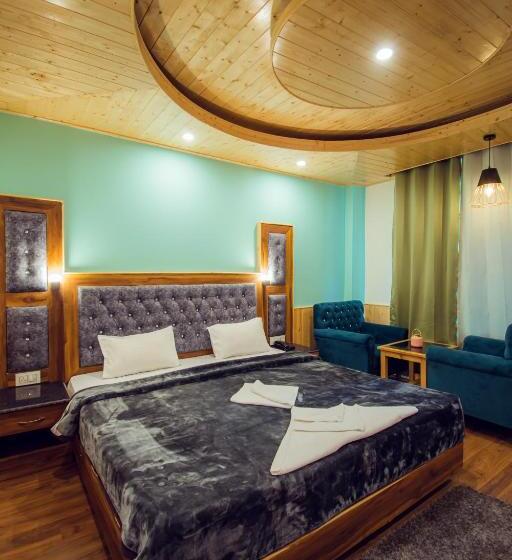 The Forest Pinnacle Hostel And Café, Old Manali