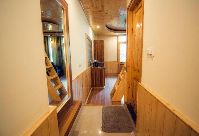 The Forest Pinnacle Hostel And Café, Old Manali