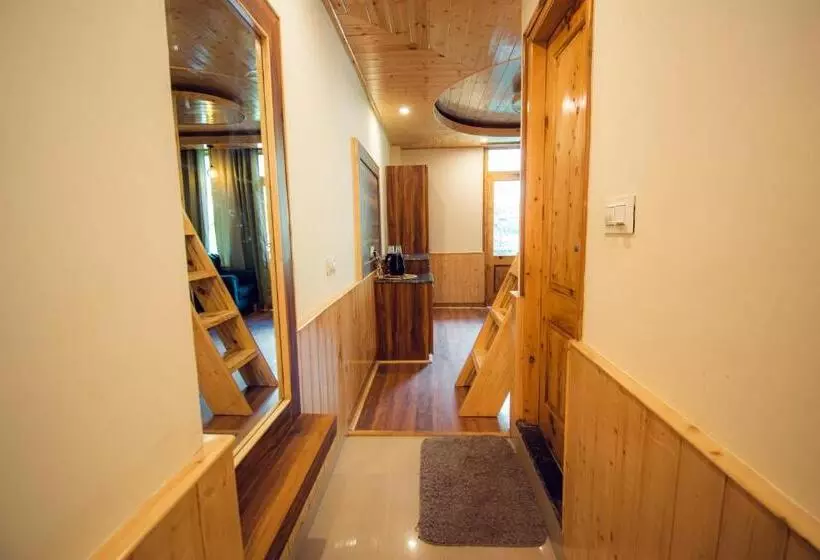 The Forest Pinnacle Hostel And Café, Old Manali