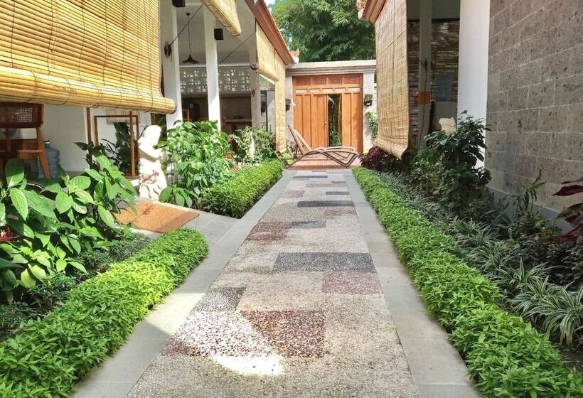 ペンション Rumah Taman Kutuh