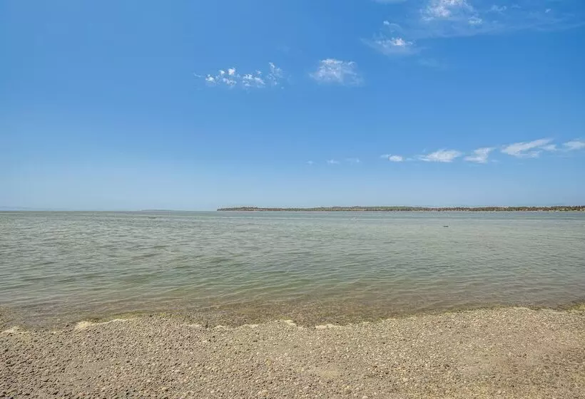 Oceanfront Cottage W/ Patio & Views In Birch Bay!
