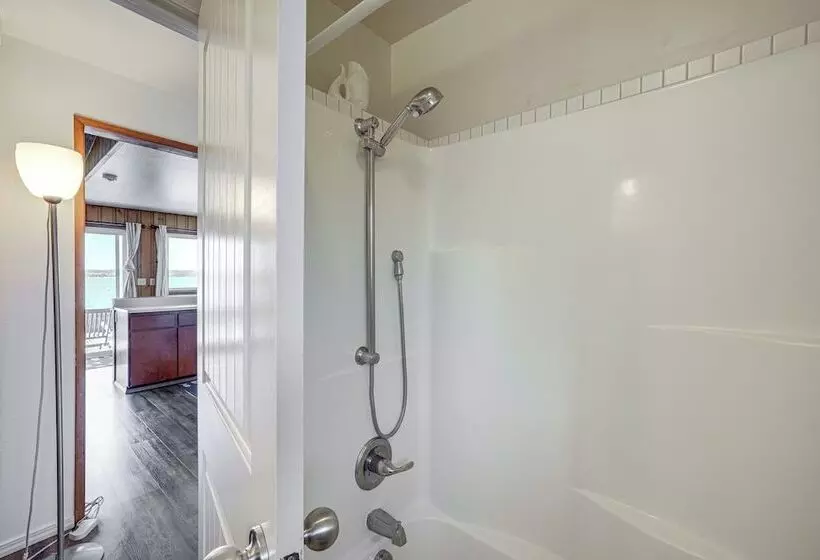 Oceanfront Cottage W/ Patio & Views In Birch Bay!