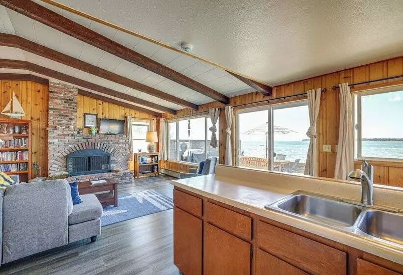 Oceanfront Cottage W/ Patio & Views In Birch Bay!