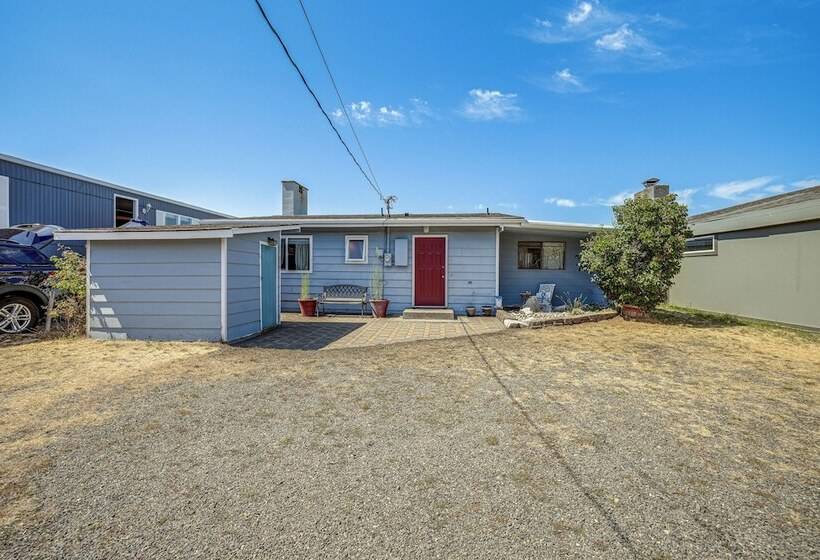 Oceanfront Cottage W/ Patio & Views In Birch Bay!
