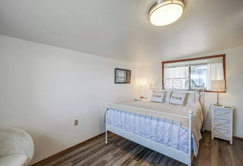 Oceanfront Cottage W/ Patio & Views In Birch Bay!