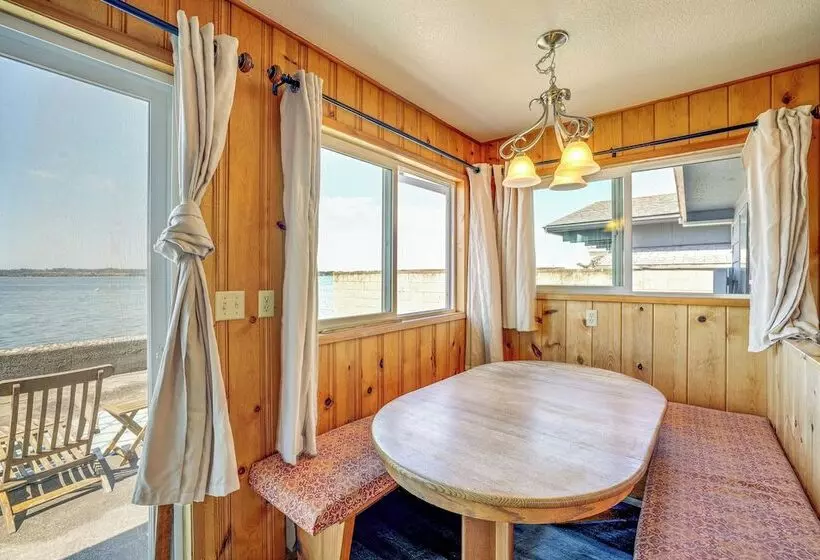 Oceanfront Cottage W/ Patio & Views In Birch Bay!