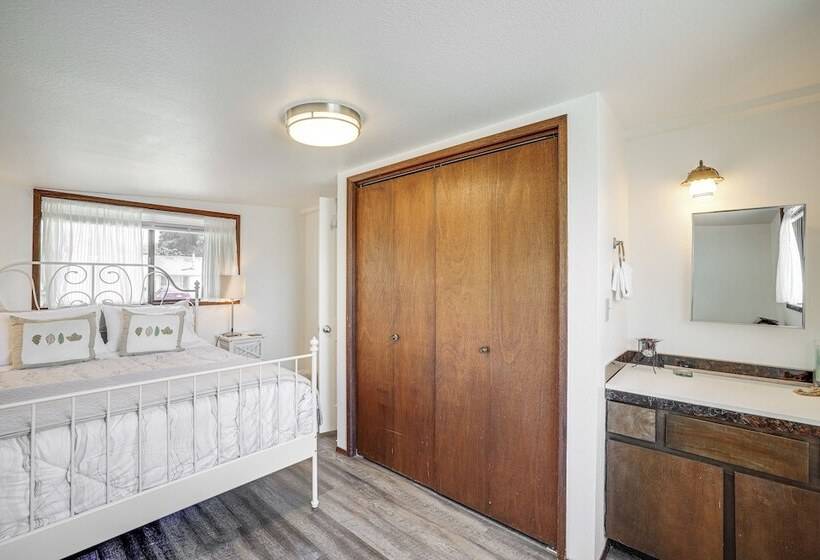 Oceanfront Cottage W/ Patio & Views In Birch Bay!