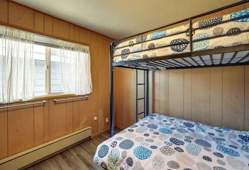 Oceanfront Cottage W/ Patio & Views In Birch Bay!