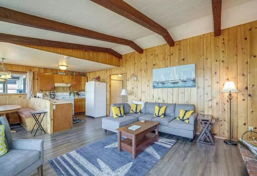 Oceanfront Cottage W/ Patio & Views In Birch Bay!