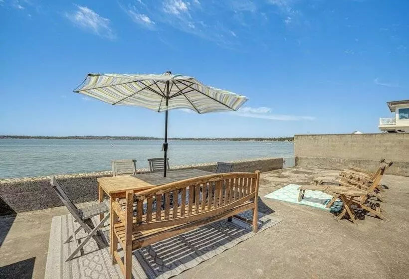 Oceanfront Cottage W/ Patio & Views In Birch Bay!
