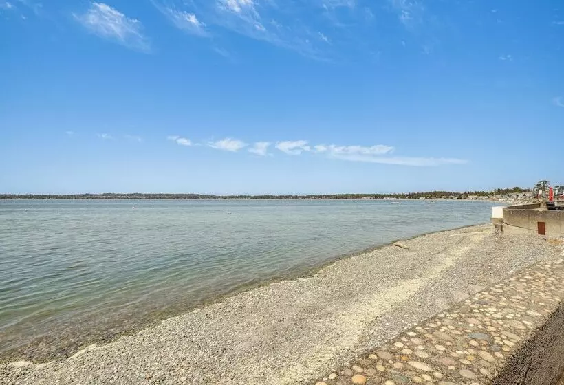 Oceanfront Cottage W/ Patio & Views In Birch Bay!
