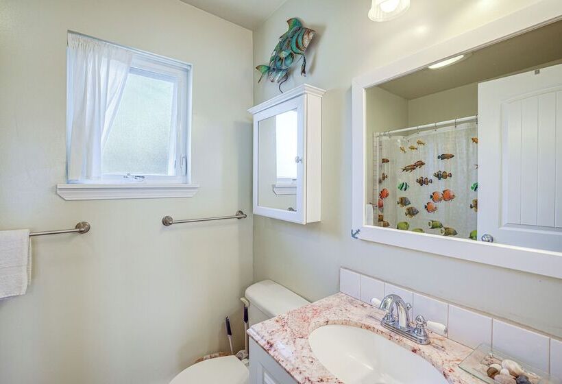 Oceanfront Cottage W/ Patio & Views In Birch Bay!