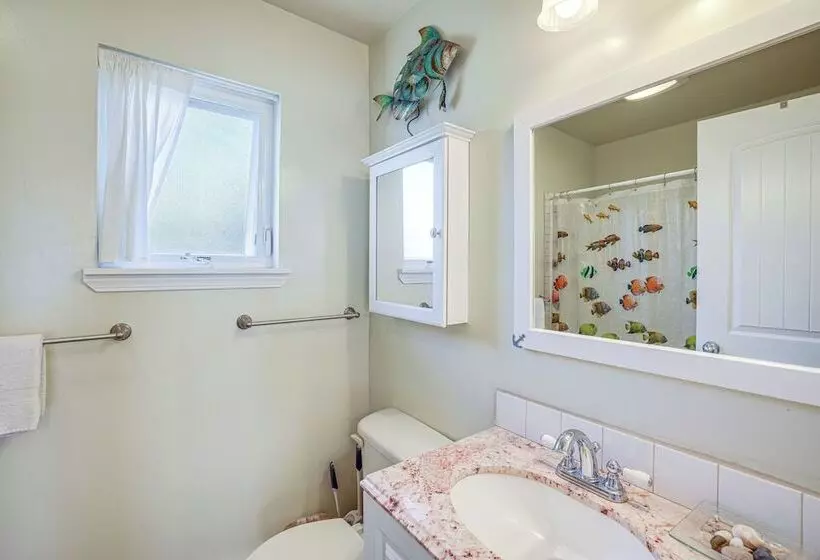 Oceanfront Cottage W/ Patio & Views In Birch Bay!