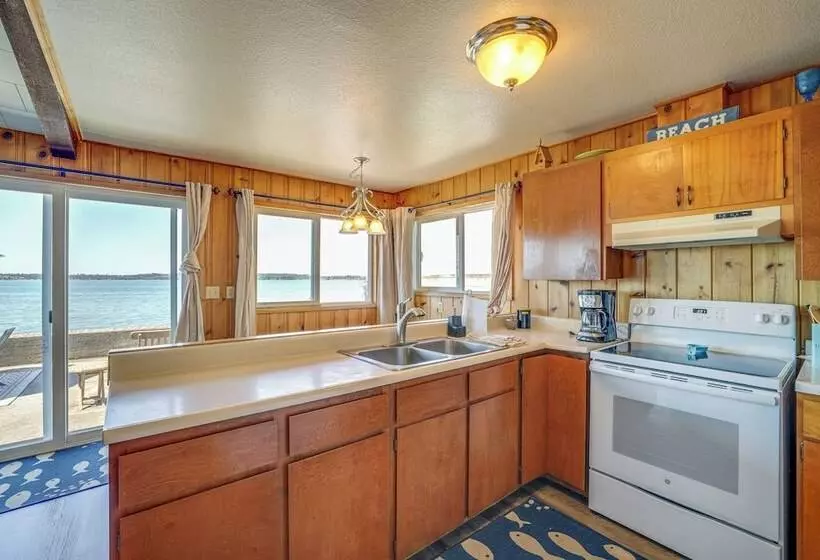 Oceanfront Cottage W/ Patio & Views In Birch Bay!