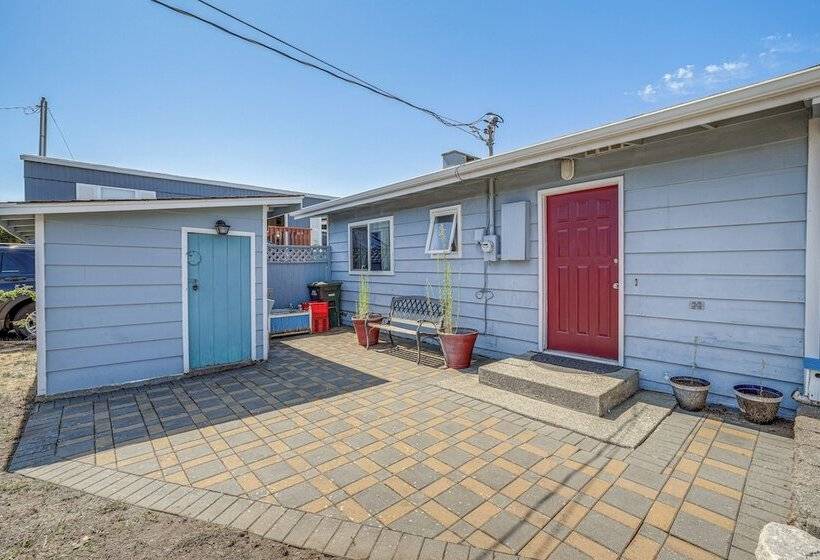 Oceanfront Cottage W/ Patio & Views In Birch Bay!