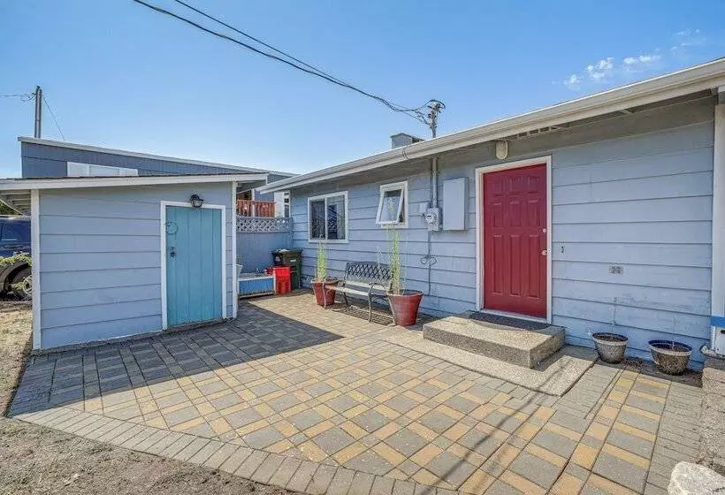 Oceanfront Cottage W/ Patio & Views In Birch Bay!