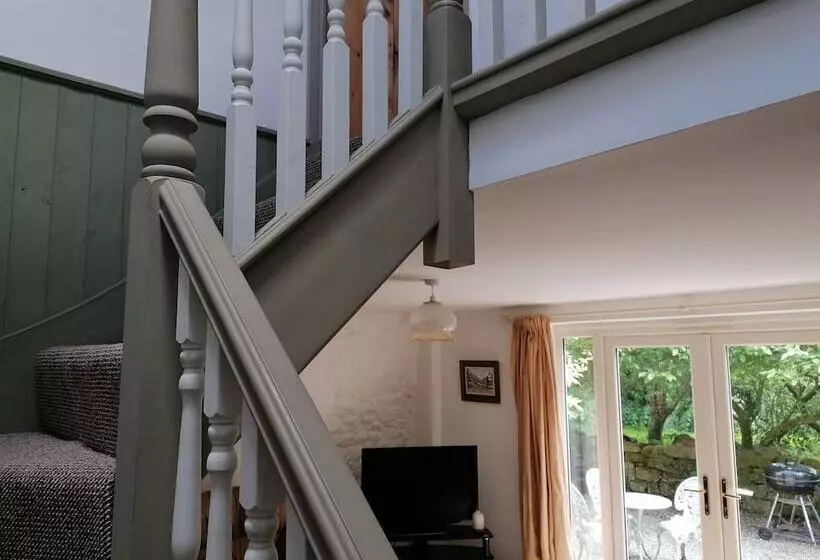 Countryside Cottage Retreat At Ty R Cwm Farm