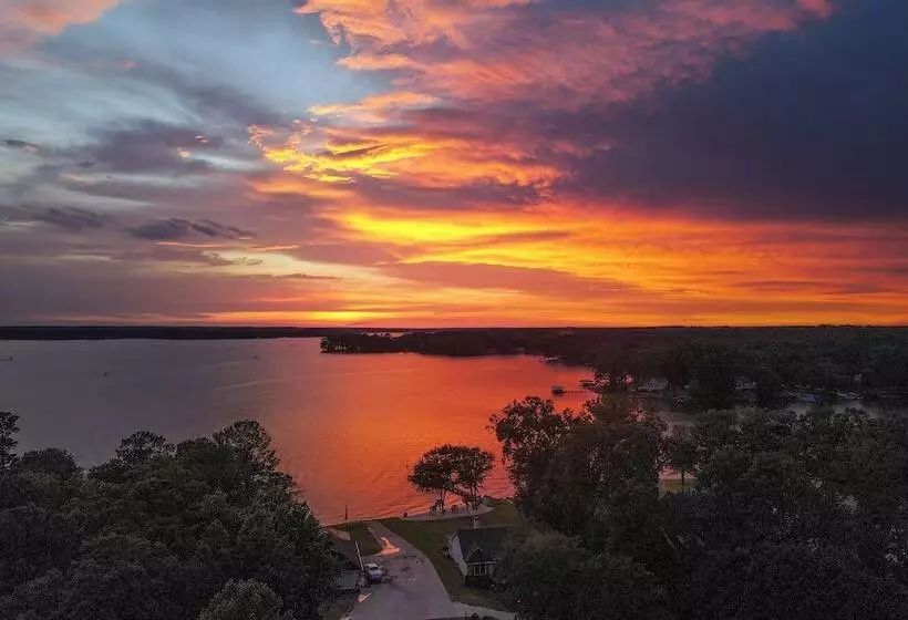 Lakefront Gem: Hot Tub, Boat Launch Near Greenwood