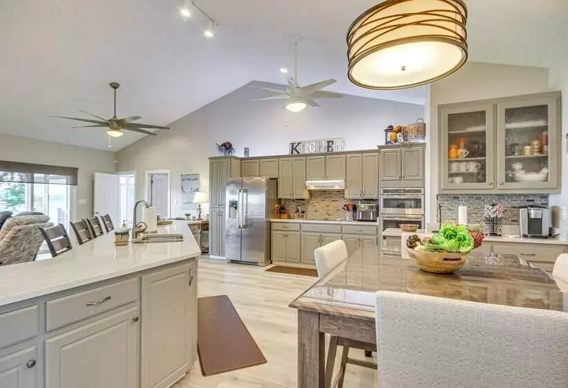 Lakefront Gem: Hot Tub, Boat Launch Near Greenwood