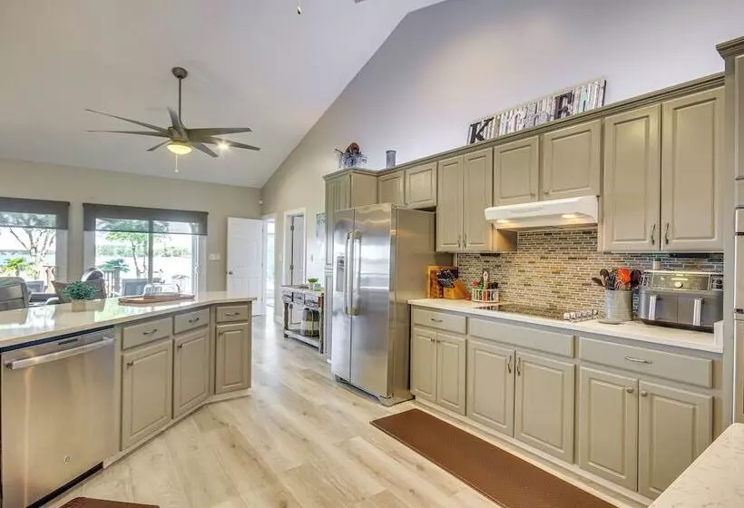 Lakefront Gem: Hot Tub, Boat Launch Near Greenwood