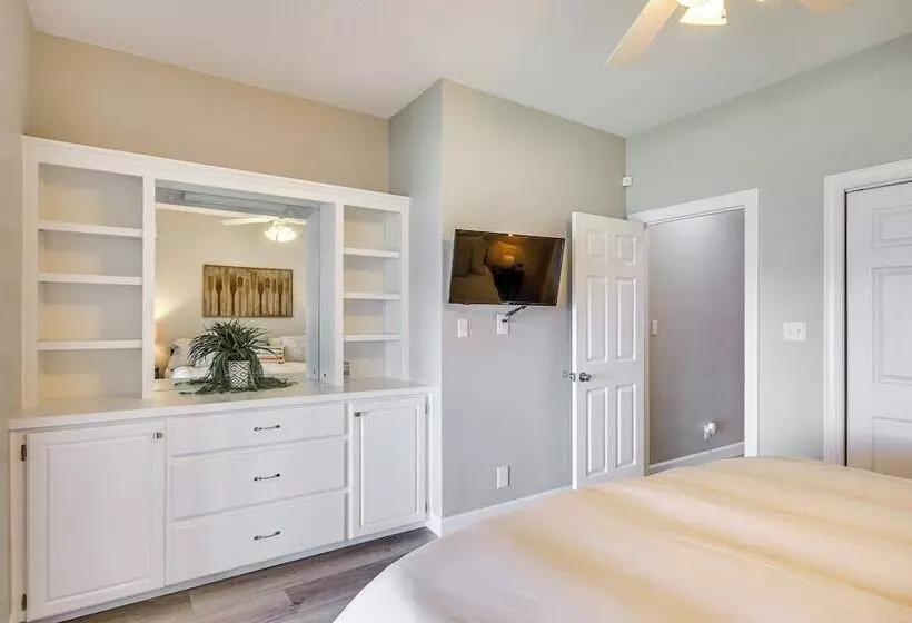 Lakefront Gem: Hot Tub, Boat Launch Near Greenwood