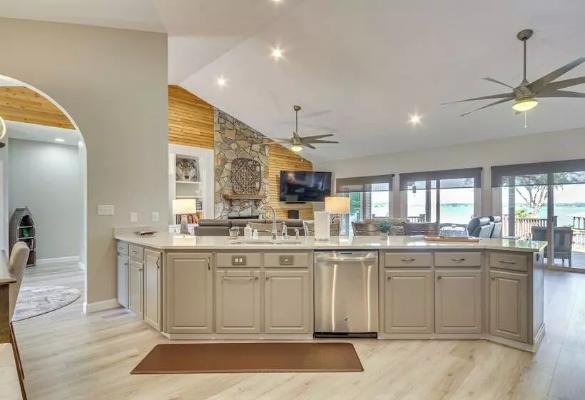 Lakefront Gem: Hot Tub, Boat Launch Near Greenwood