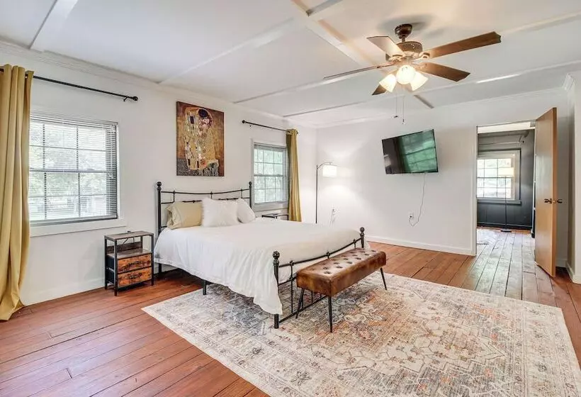 Lakefront Getaway: Pool & Dock ~ 31 Mi To Savannah